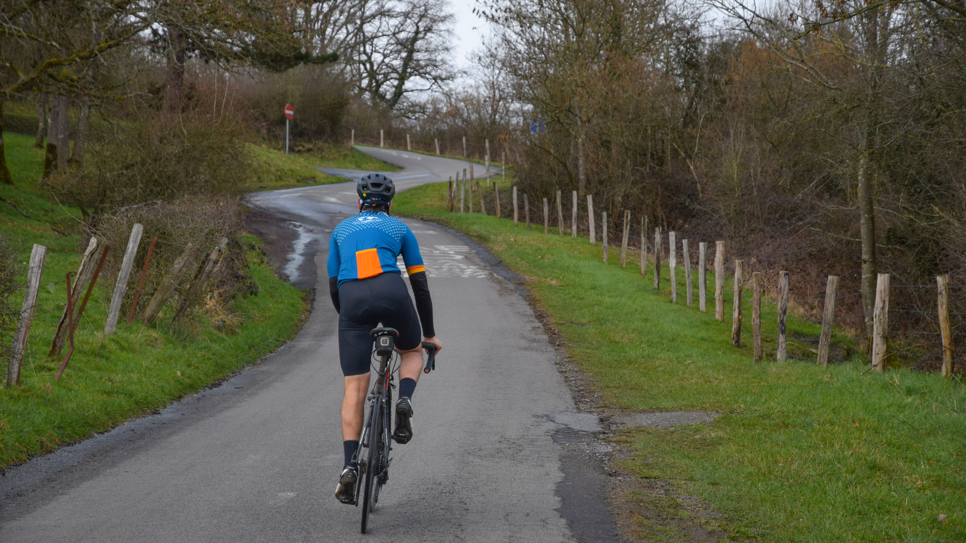 cycliste dans la monté du mur de la redoute