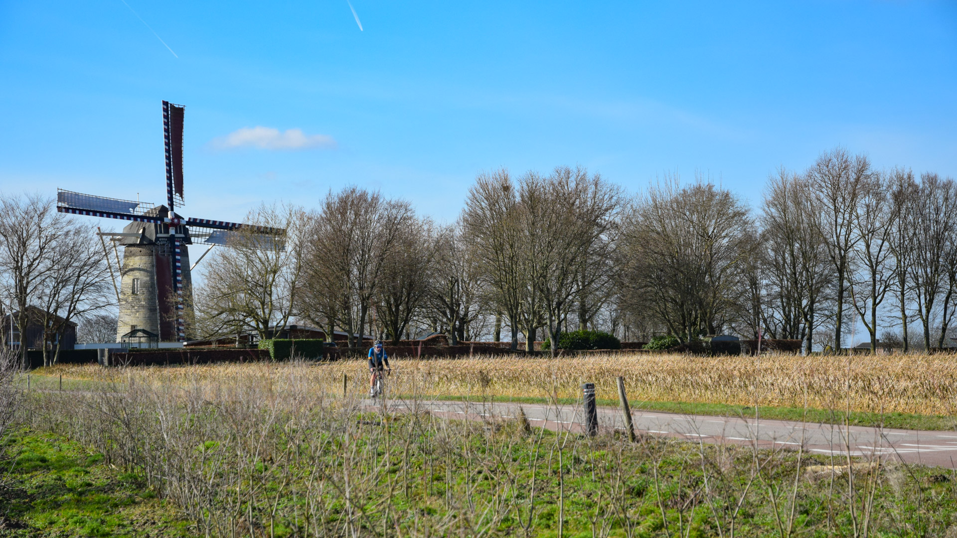cycliste dans la campagne de Valkenburg avec un moulin à vent