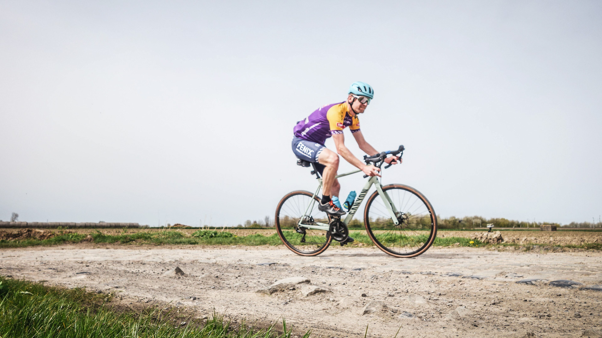 cycliste sur une piste pavée du célèbre itinéraire Paris-Roubaix
