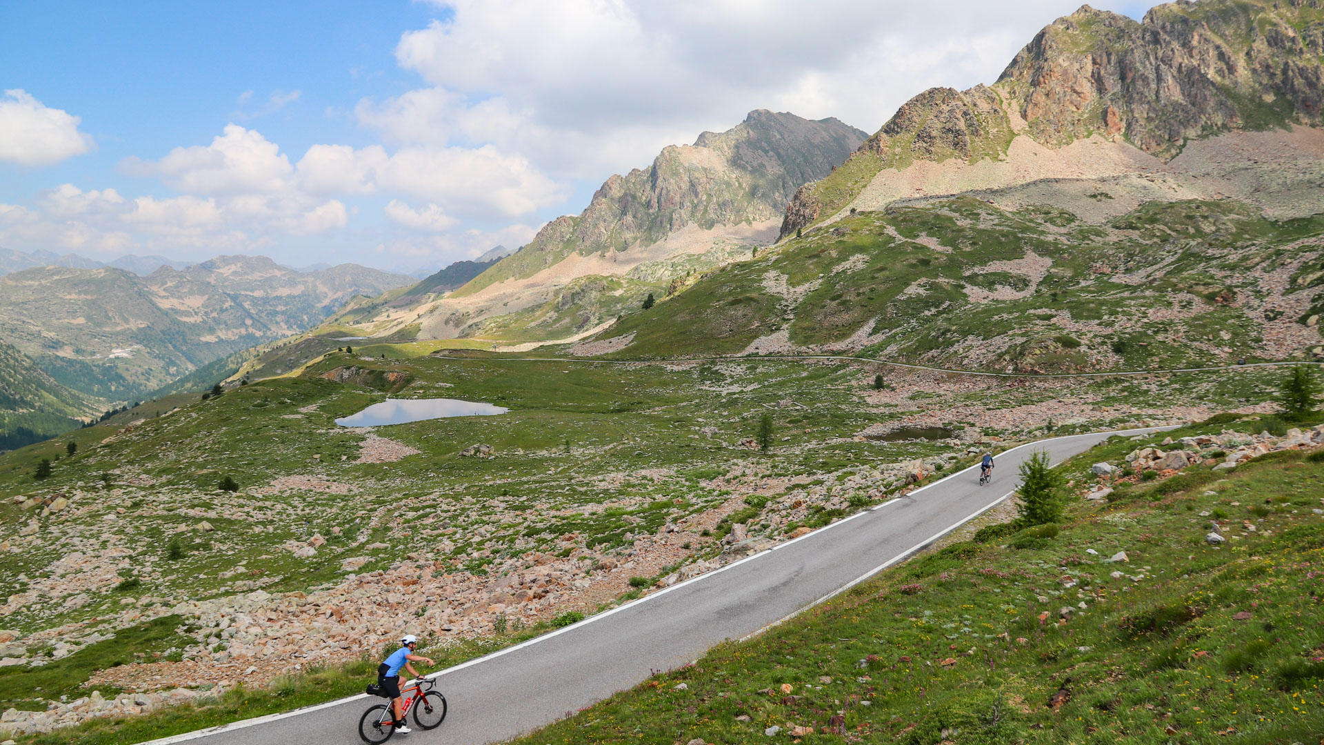 deux cycliste sur la route du col de la Lombarde dans la vallée de la Tinée