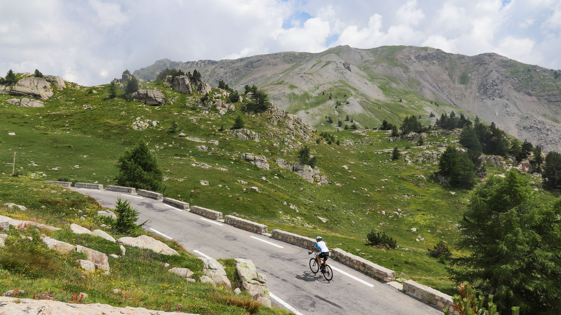 cycliste sur la route du col de la Cayolle dans les Alpes de Haute Provence
