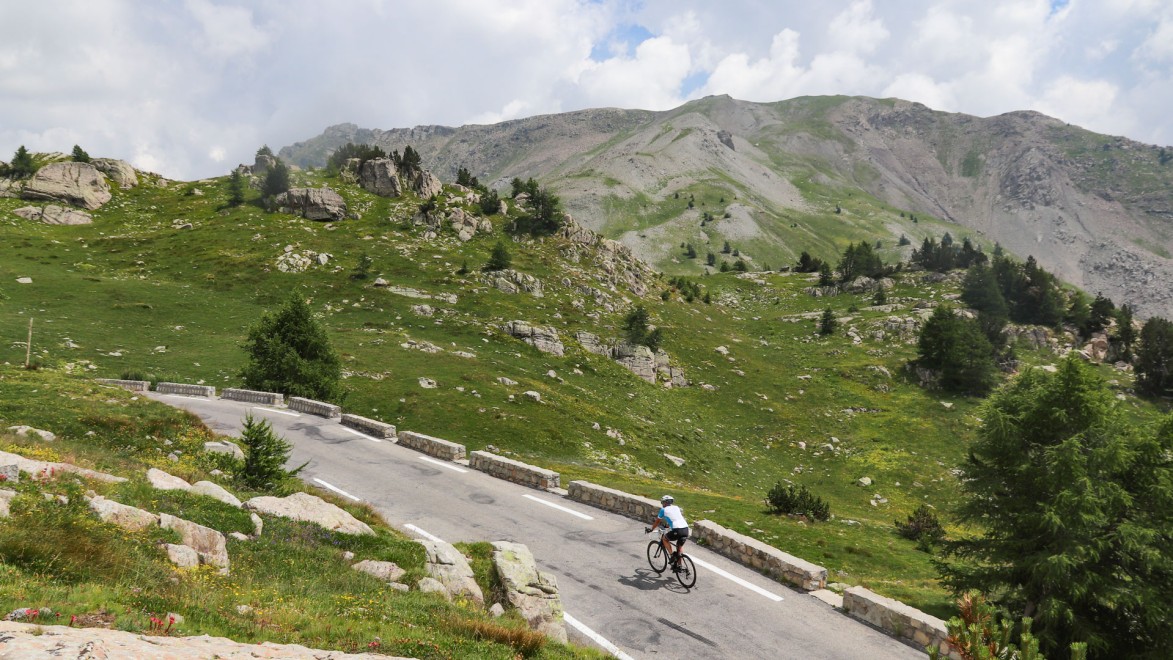 cycliste sur la route du col de la Cayolle dans les Alpes de Haute Provence