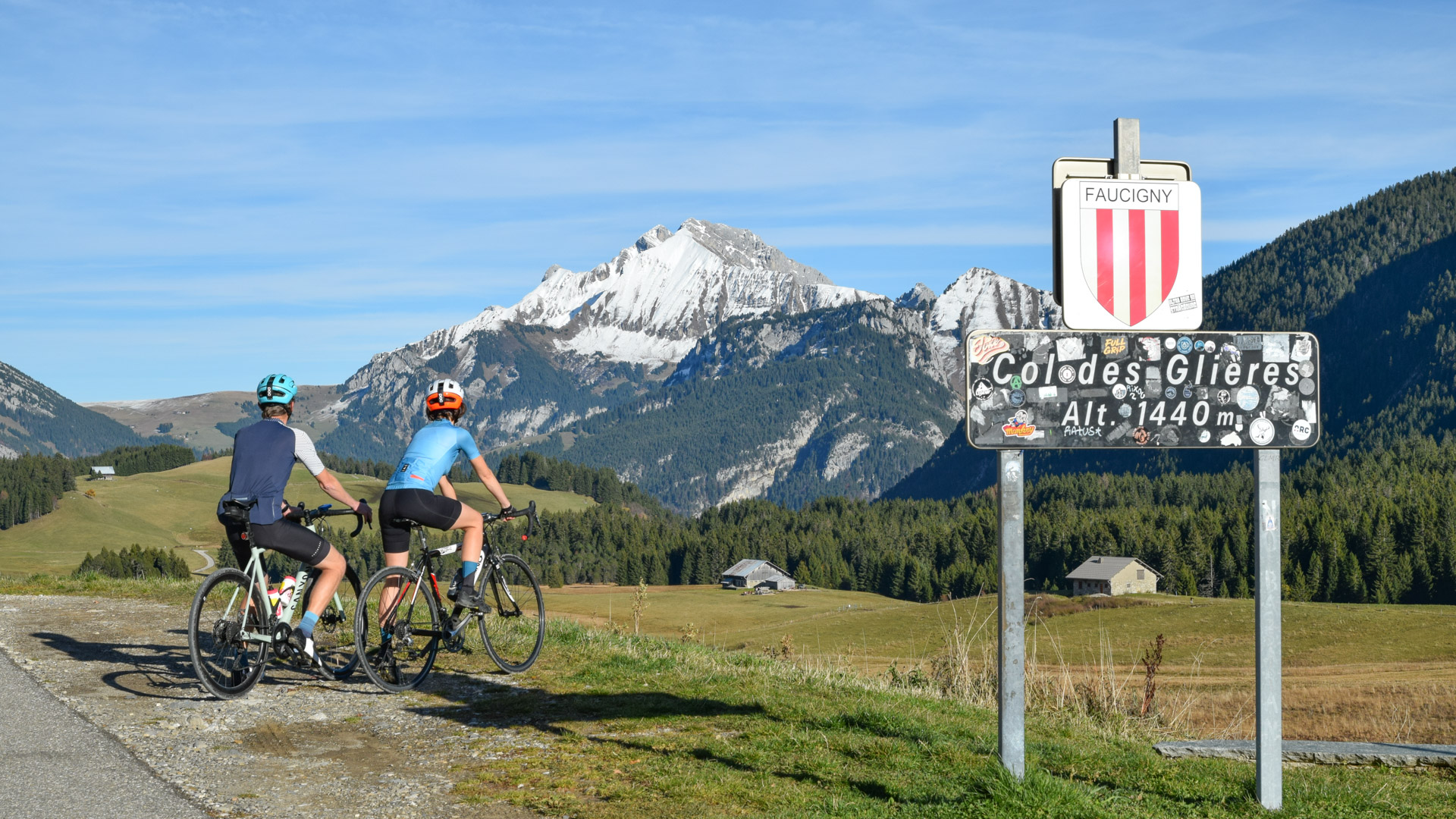 deux cyclistes arrivés au col des glières en haute savoie