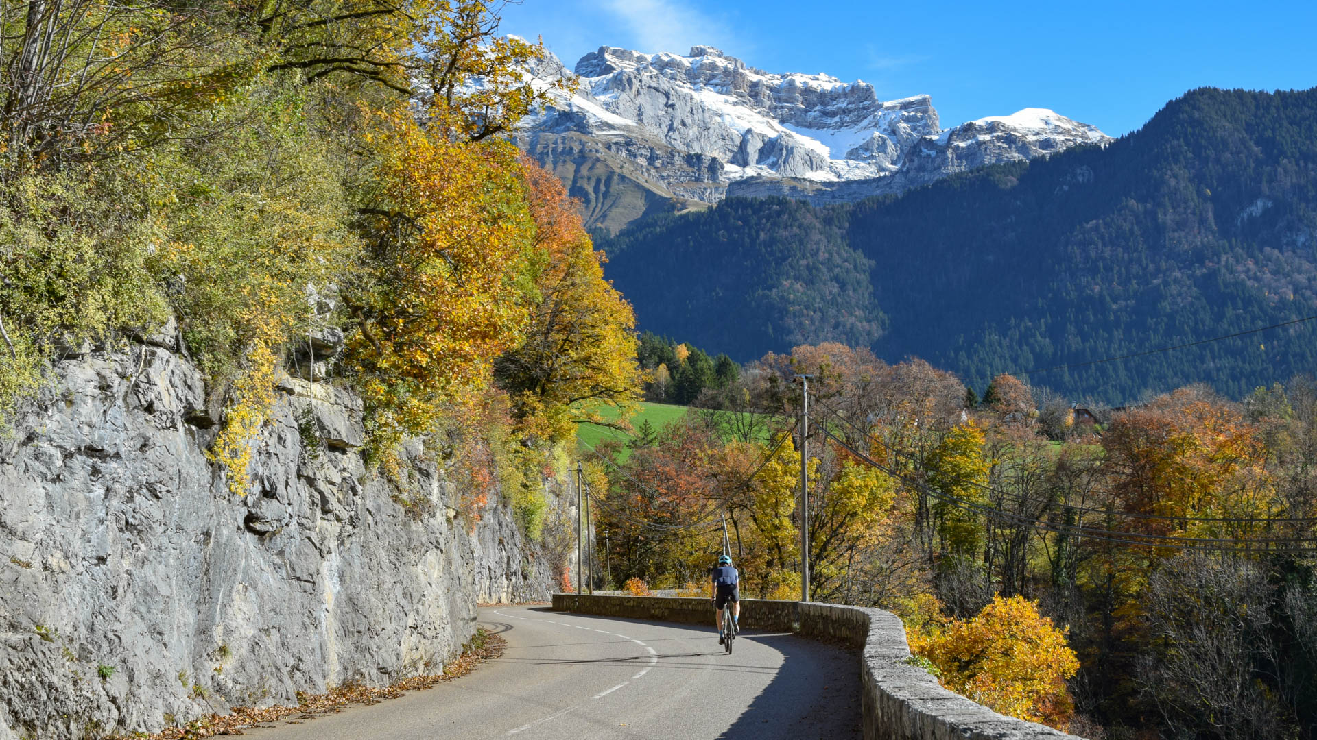 cycliste faite l'ascension de la route du col de la Forclaz avec la Tournette en fond