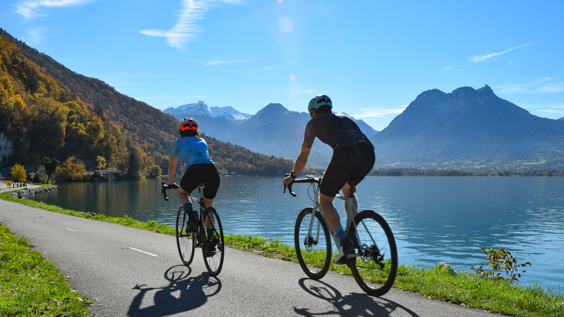 deux cyclistes roulent au bord du lac d'Annecy