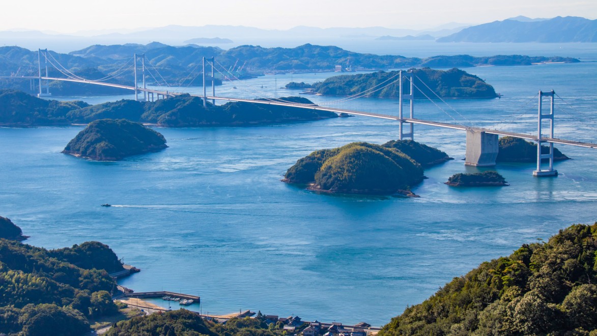 le pont de Shimanami kaido sur la mer intérieur du Japon