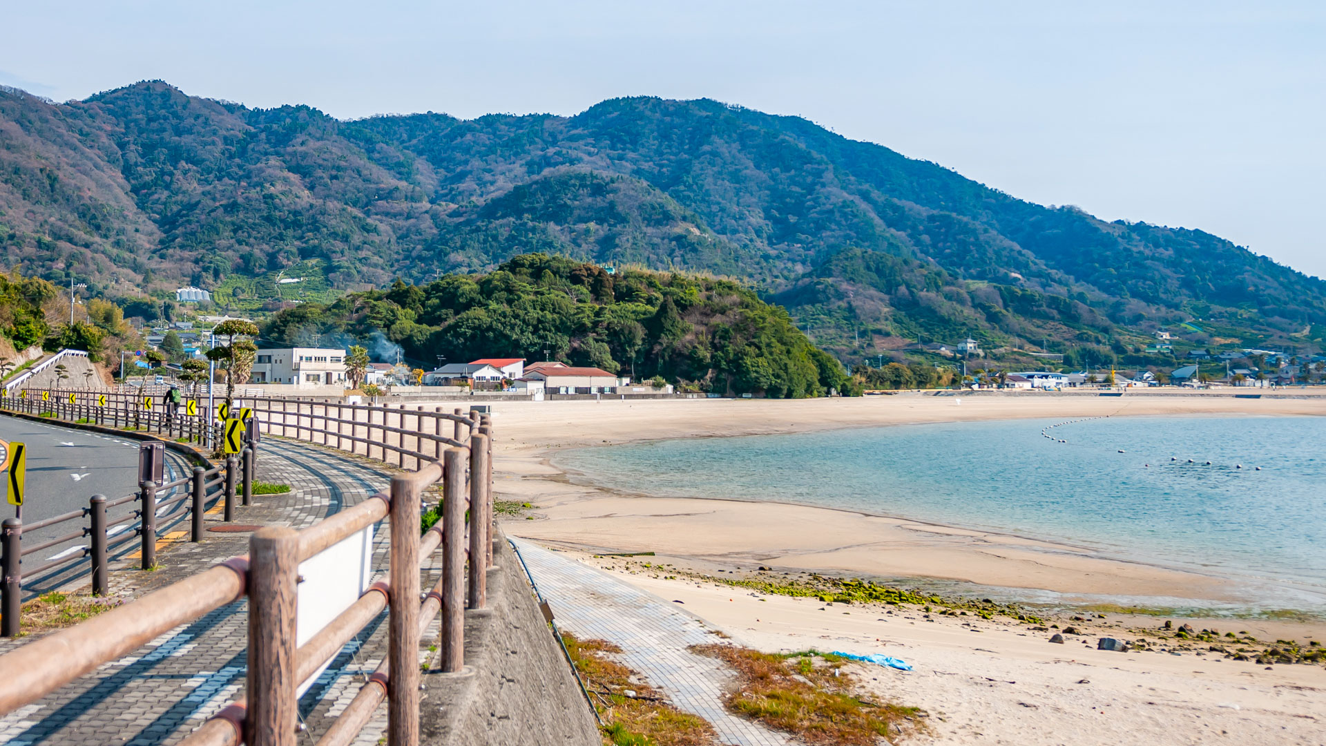 piste cyclable le long d'une plage du lac biwa au Japon