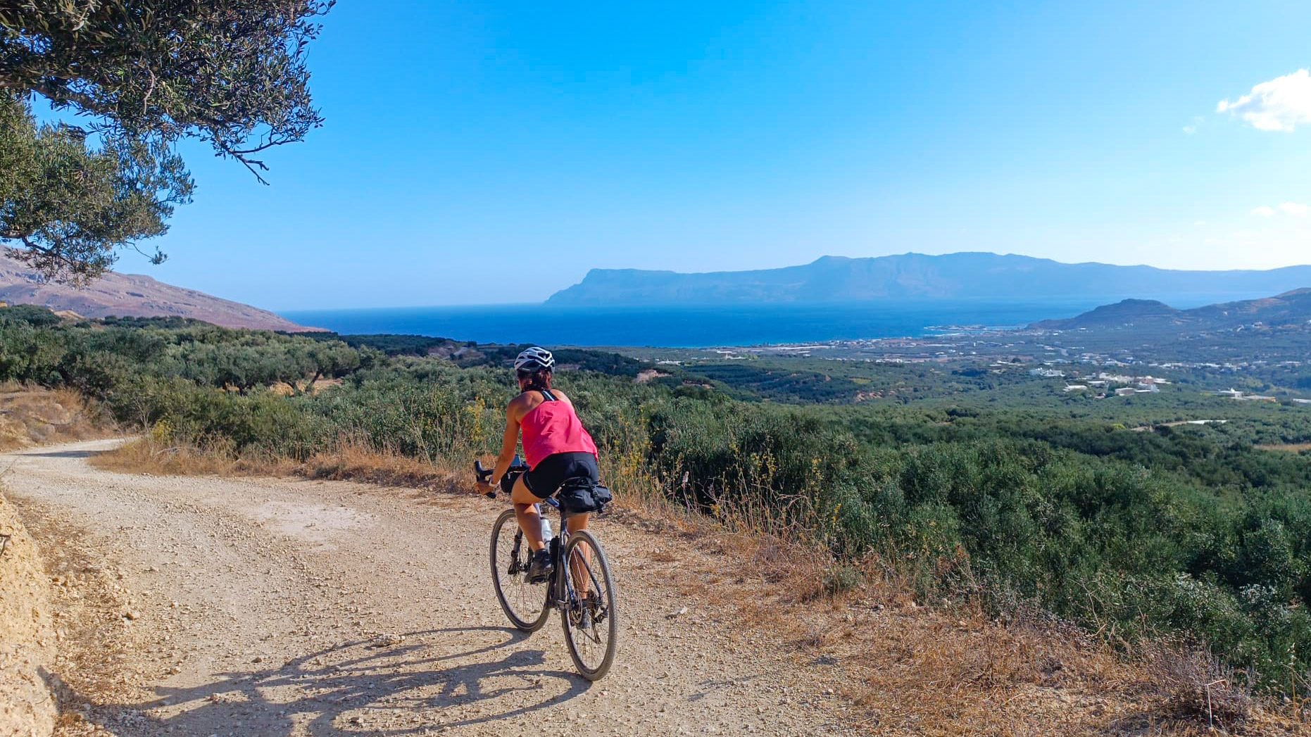 femme à vélo gravel sur une piste au nord de la Crète