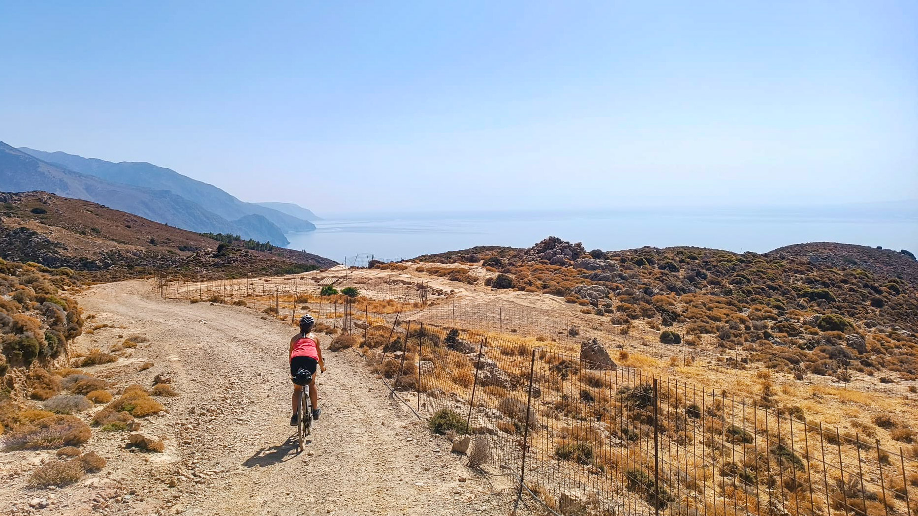 femme à vélo gravel descend une piste en direction de la côte sud de la Crète