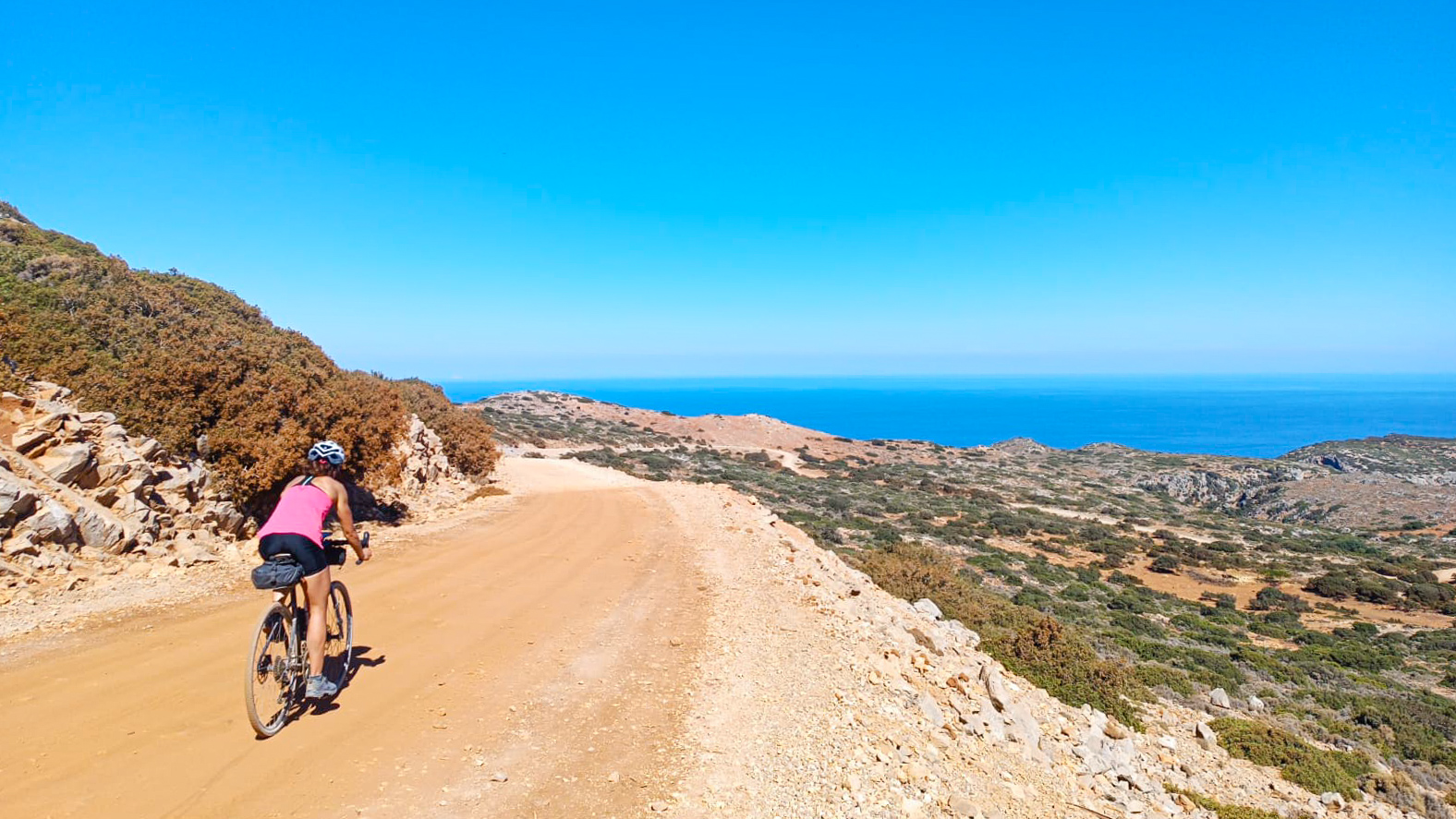 femme à vélo gravel descend une piste au nord de la Crète