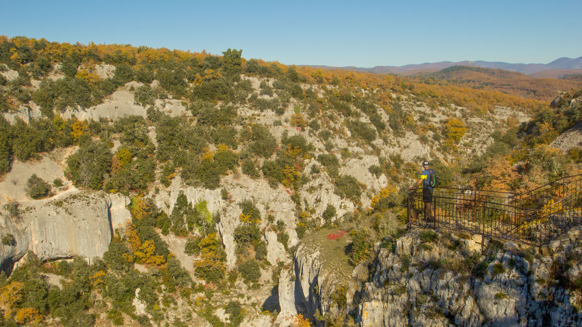 un randonneur admire les gorges de l’Aiguebrun vers Buoux dans le Luberon