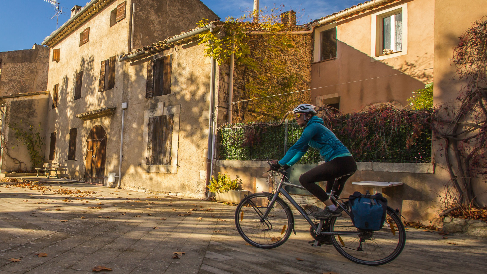 femme à vélo dans un petit village provençale