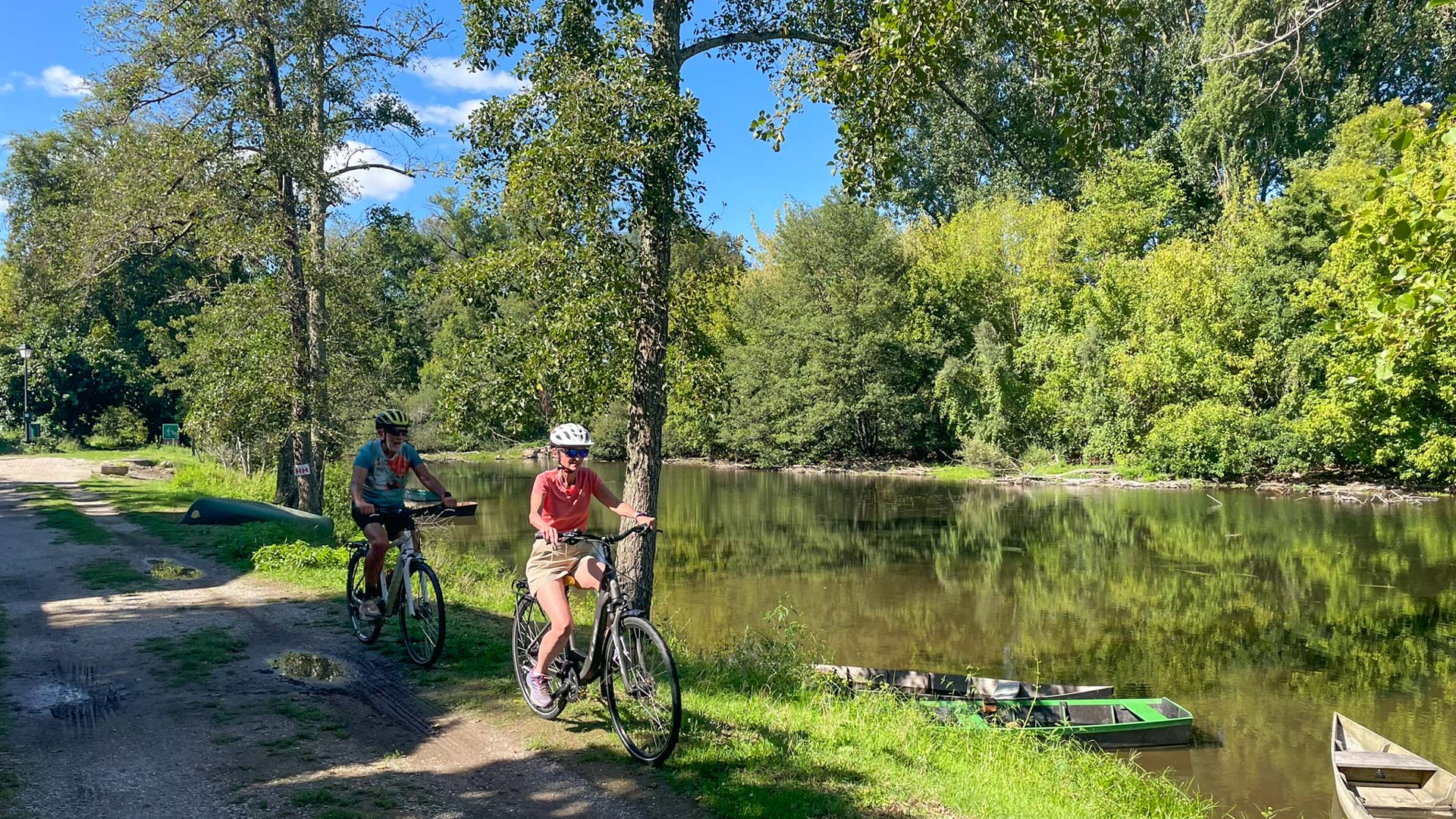 couple à vélo le long de la Dordogne