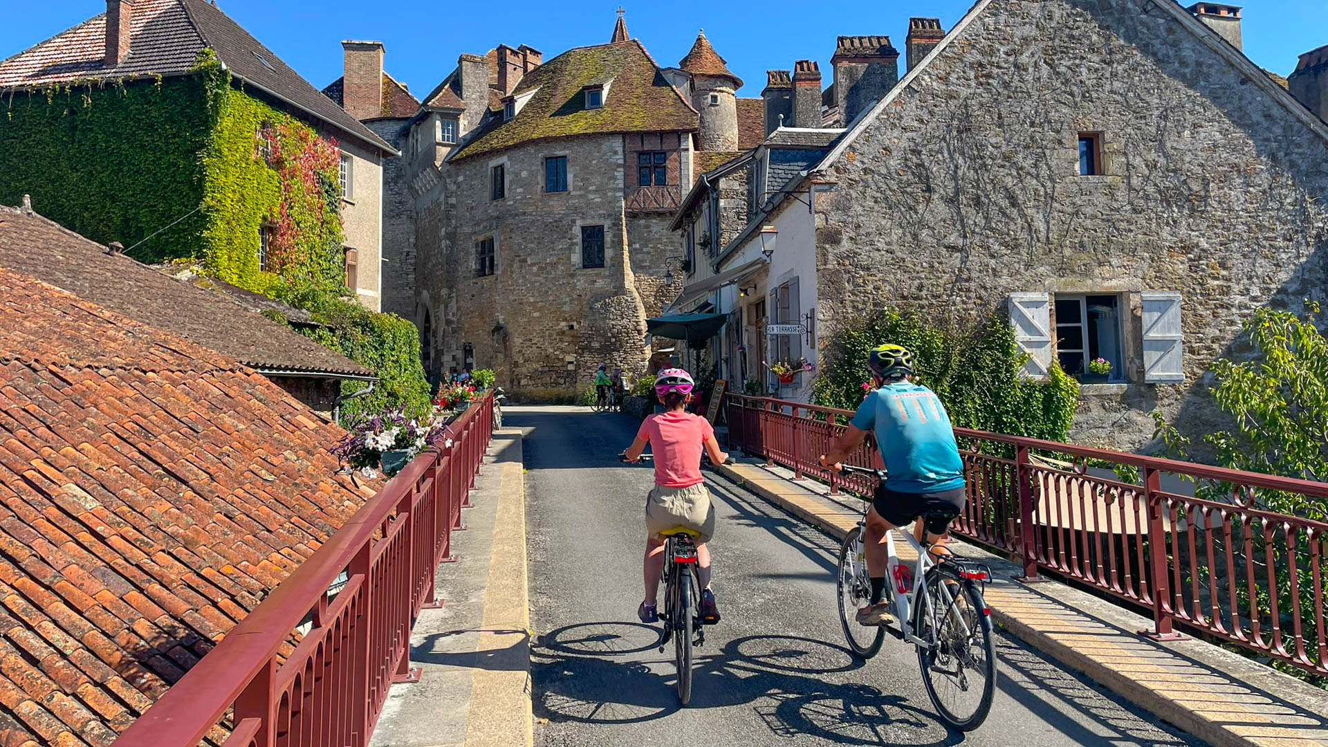 Couple arrivant dans un charmant village de pierres