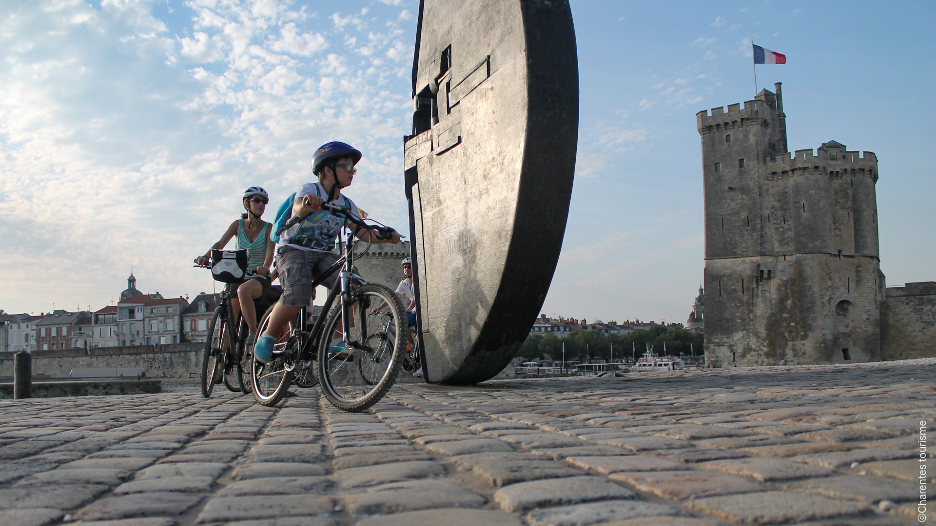 famille à vélo à la Rochelle