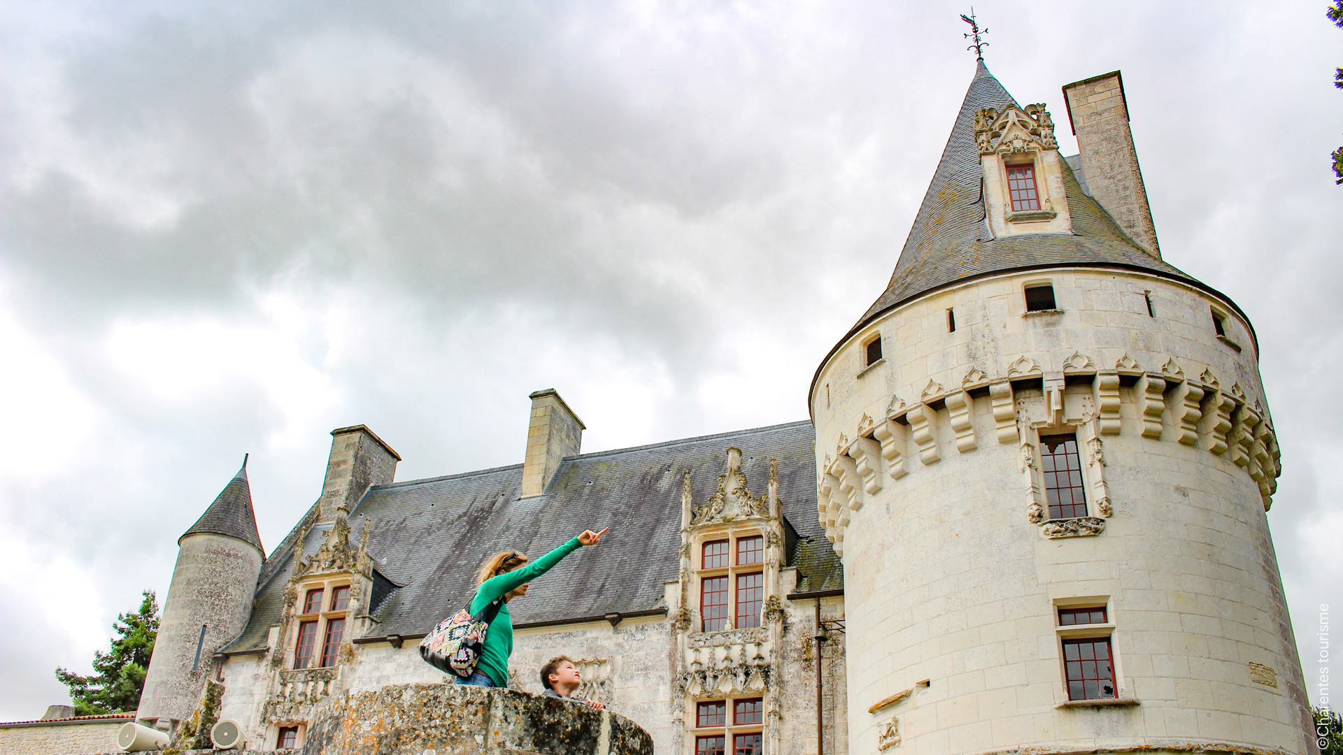 Une mère et son fils visitent le Château de Crazannes, Château du Chat Botté