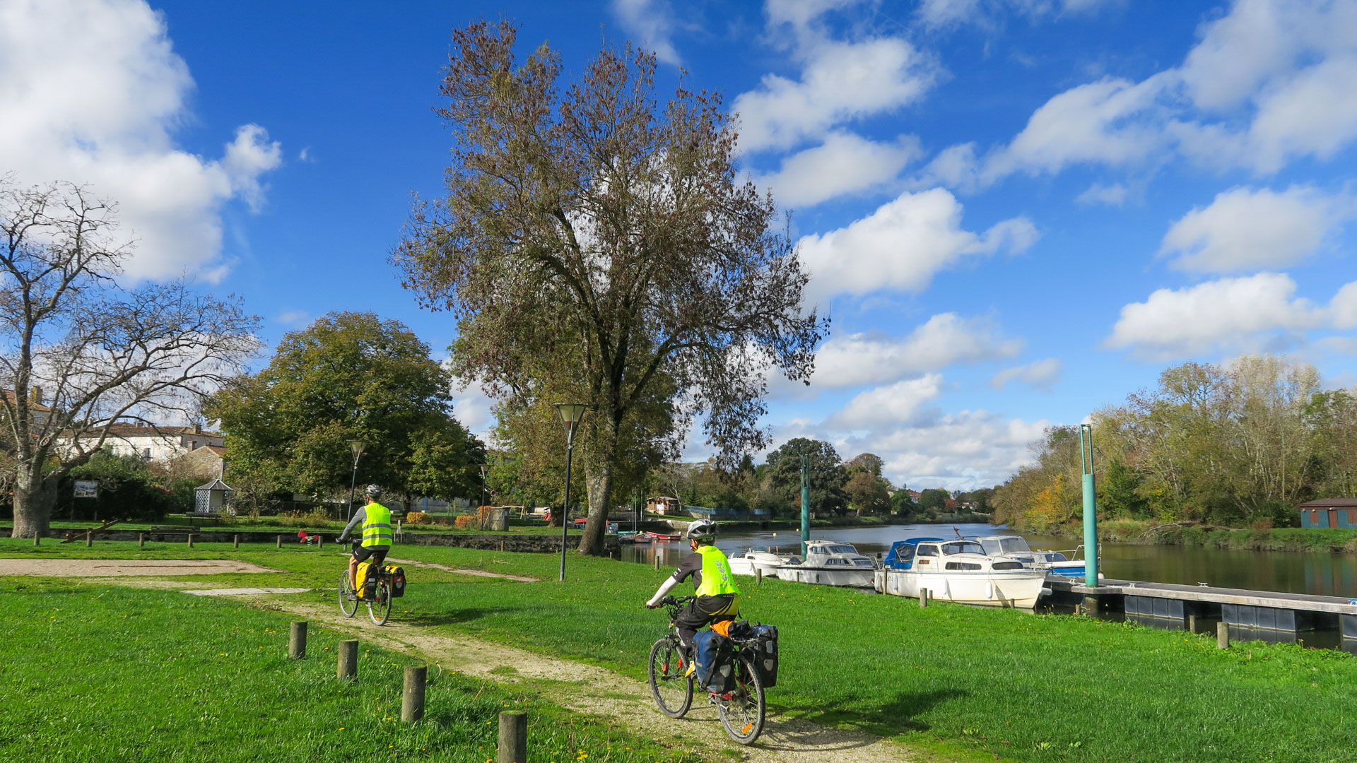 Un père et son fils à vélo le long de la charente