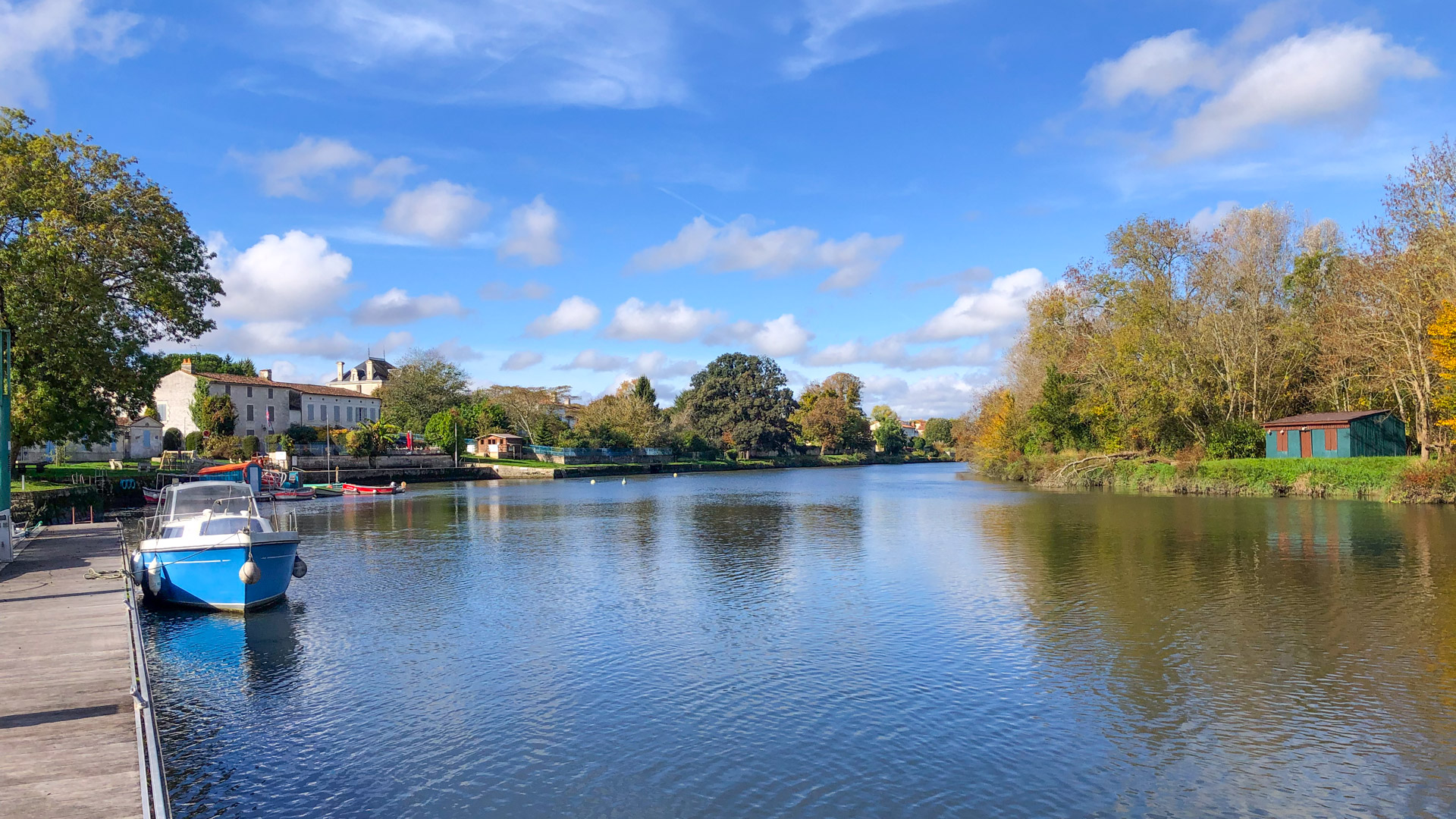 Ponton le long de la Charente, zone de baignade