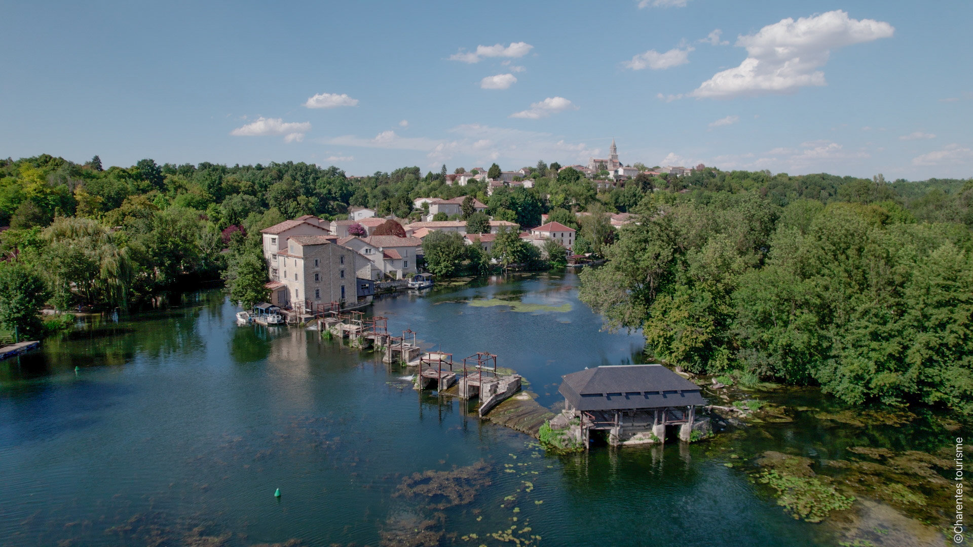vue aérienne du fleuve de la Charente au niveau de Saint-Simeux