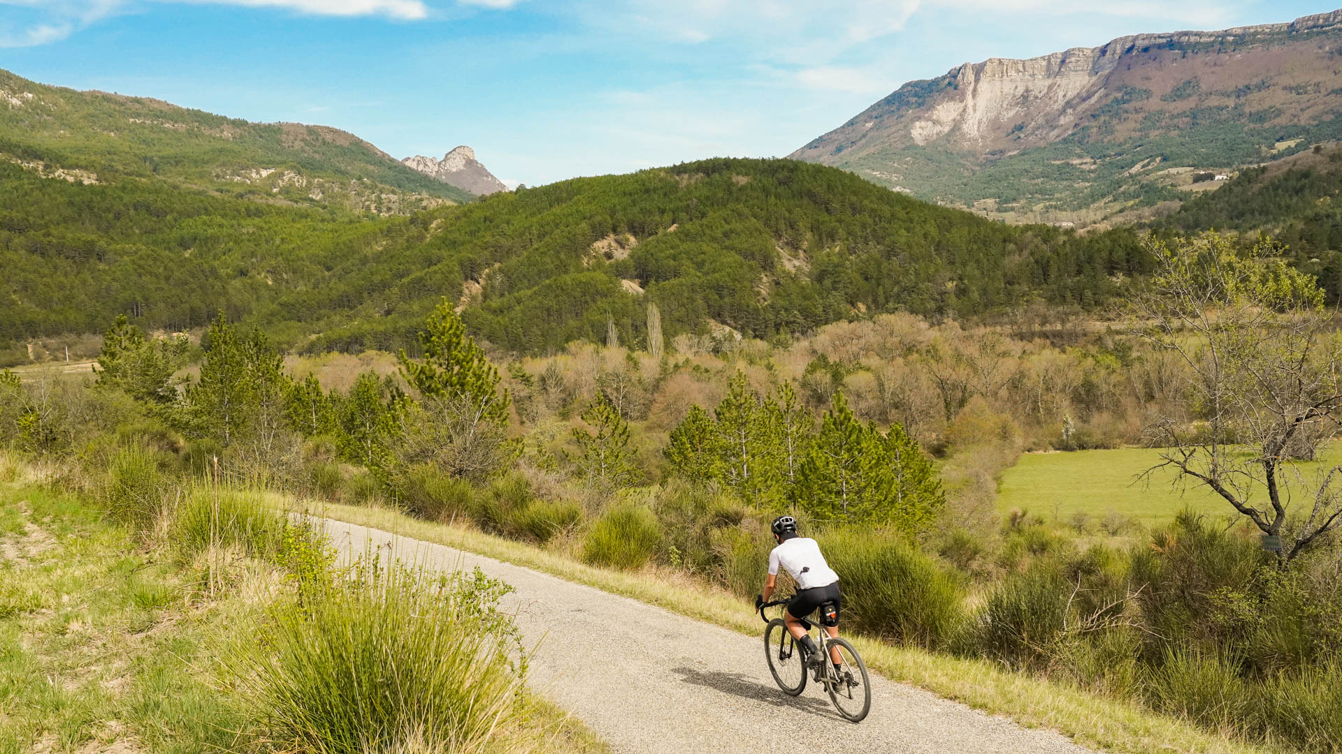 cycliste gravel dans le diois dans la Drôme