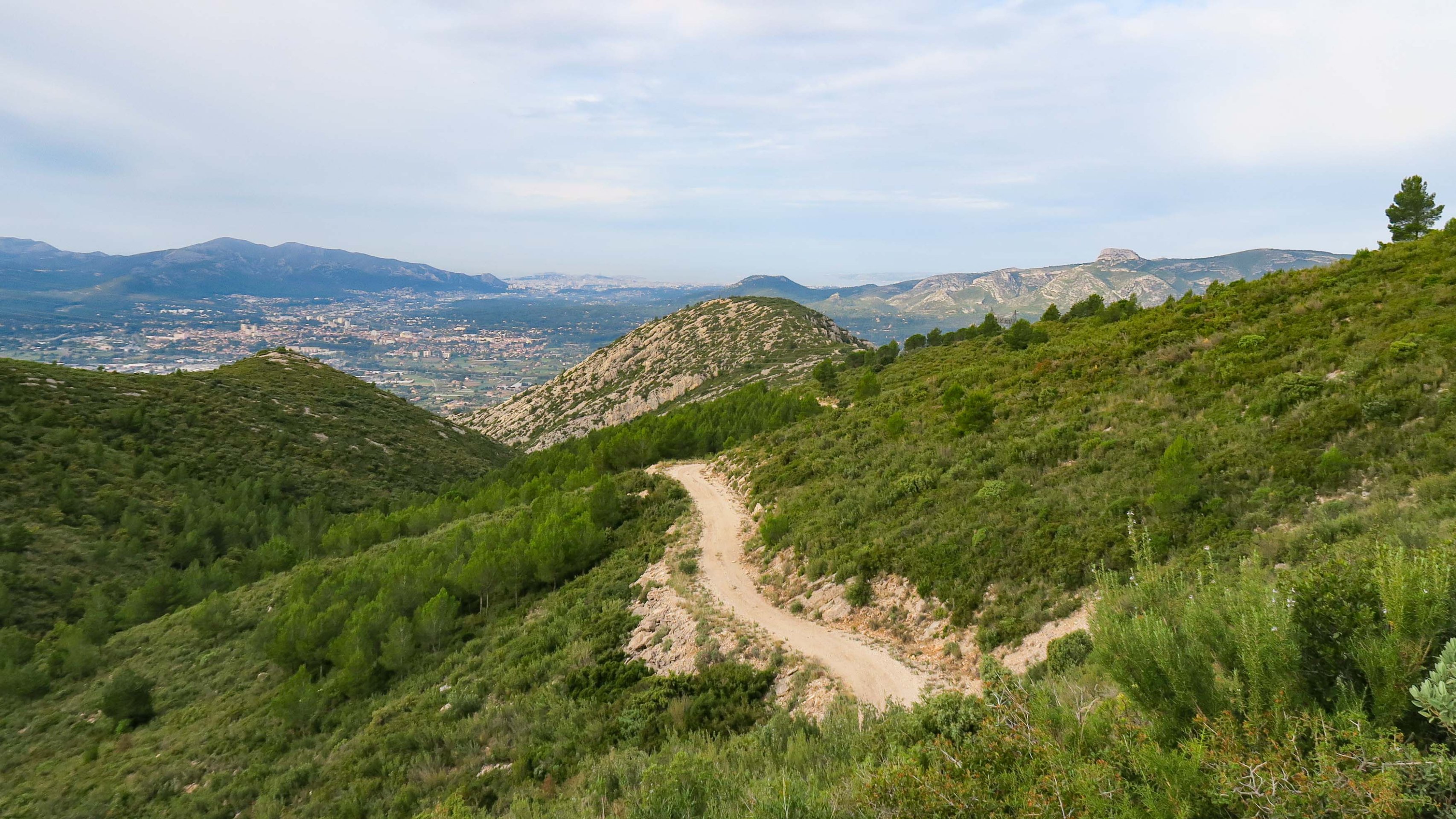 vue sur une piste descendant dans la vallée de la Durance