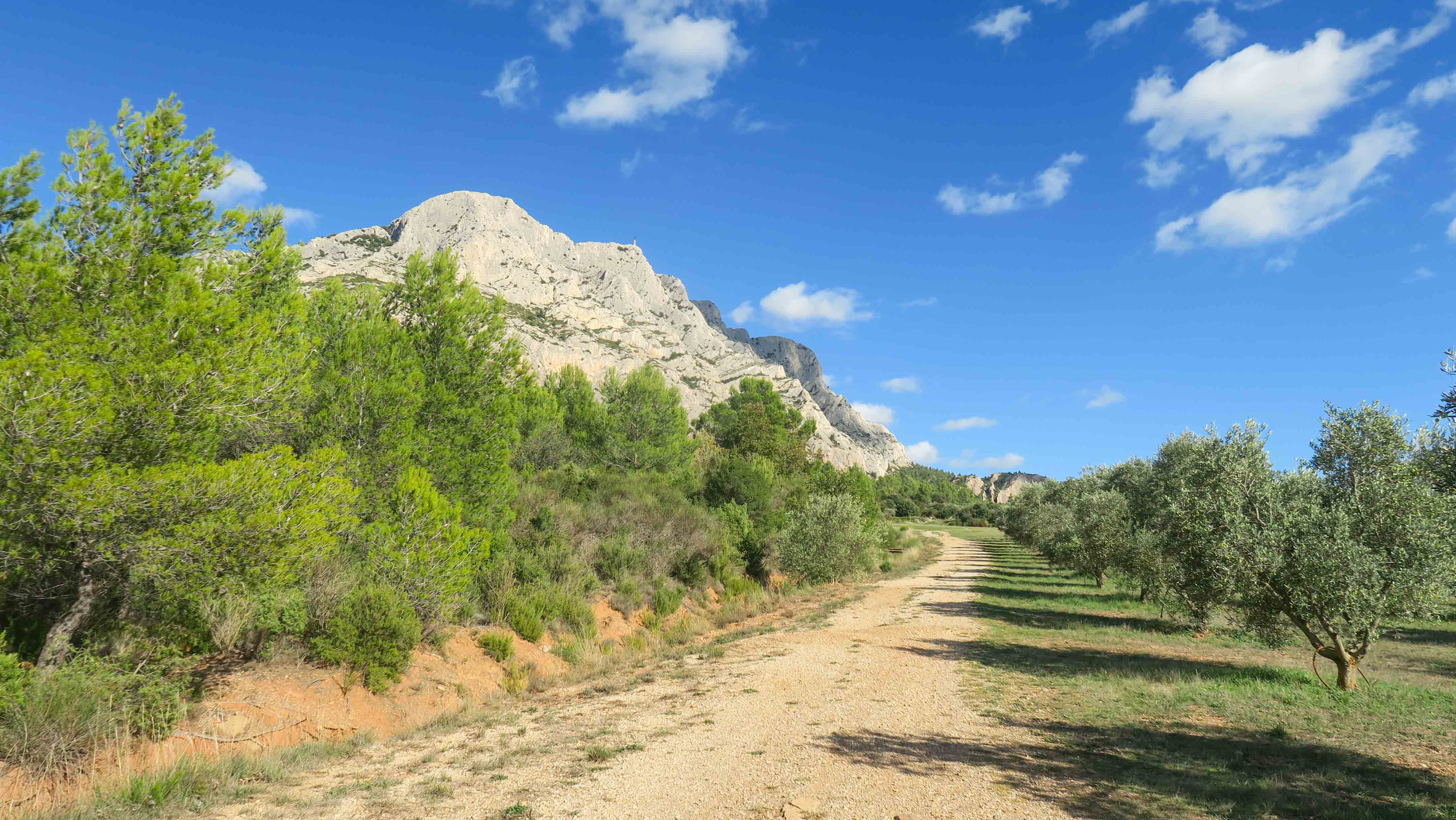 piste gravel et massif de la sainte-victoire lors de la traversée de la Provence en gravel