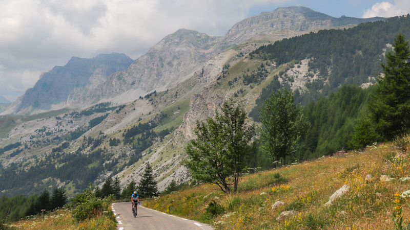 le col de la cayolle sur la grande traversée des alpes à vélo de route