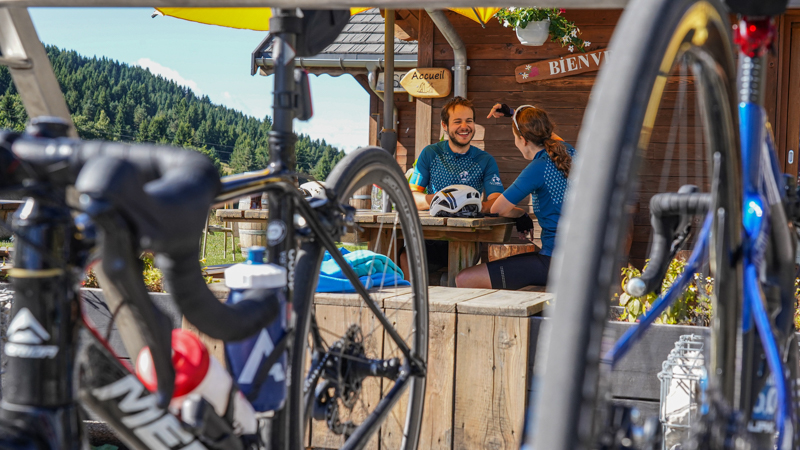 deux cyclistes font une pause café sur la grande traversée des alpes