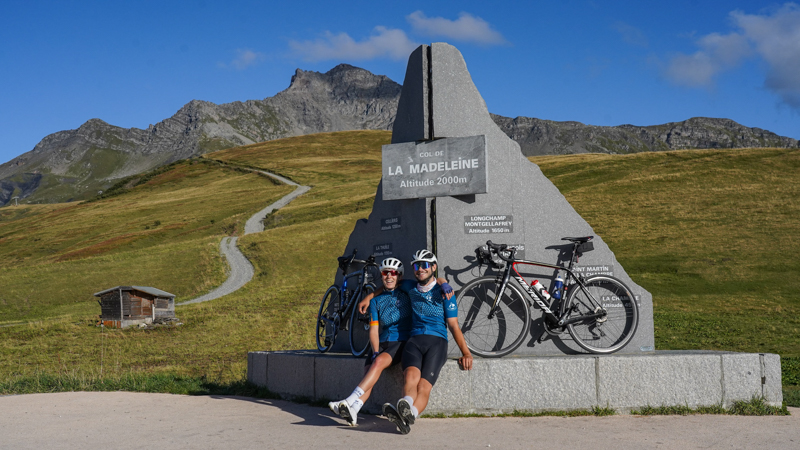 deux cycliste au sommet du col de la madeleine
