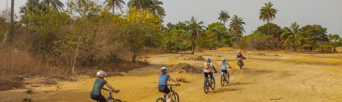 Une groupe de cycliste et son accompagnateur vélo en Casamance