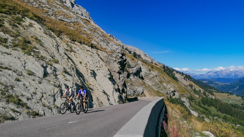 col de la colombière sur la grande traversée des alpes à vélo de route