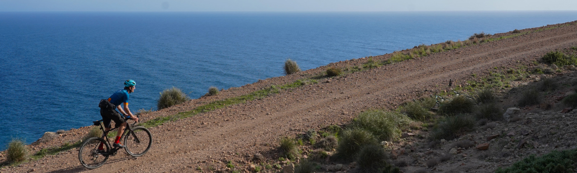 cycliste gravel sur une piste en bord de mer en Andalousie