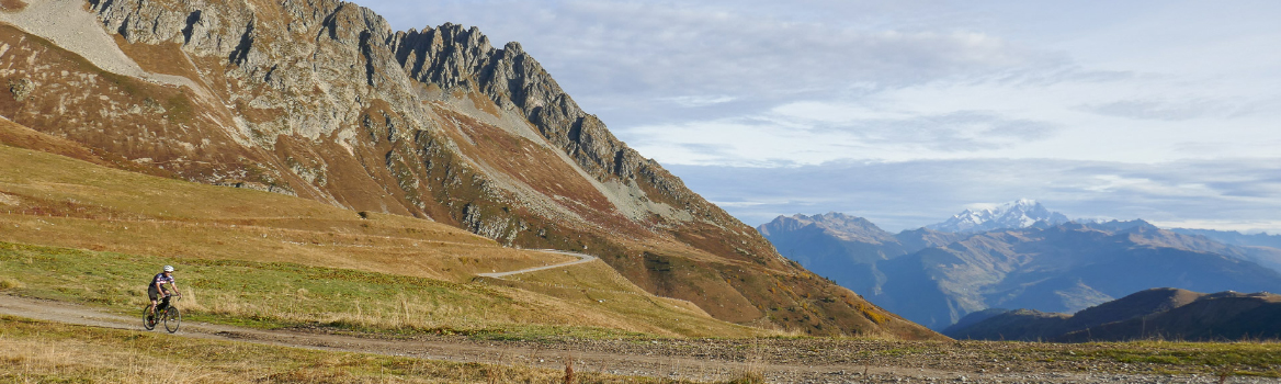 Arrivée au col en Suisse, sur la mythique Grande Traversée des Alpes