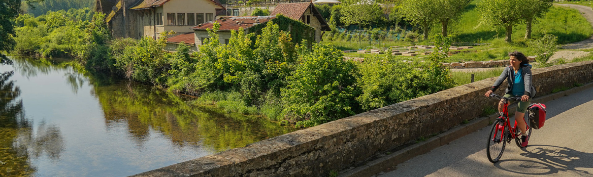 Femme en voyage à vélo dans le Jura