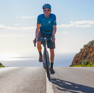Cycliste gravel avec le maillot vélorizons 