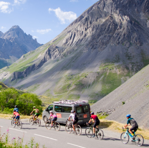 circuit vélo de route avec véhicule assistance