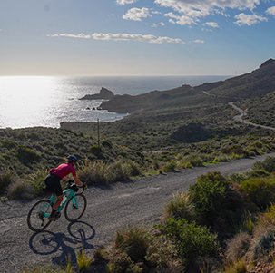 femme à vélo gravel en andalousie cabo de gata