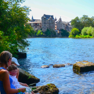 Une famille au bord de la rivière dans le massif central