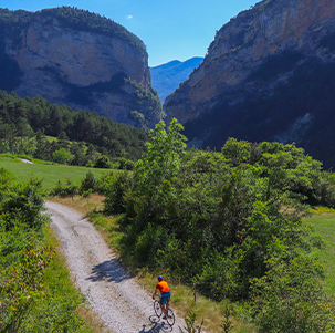 cycliste gravel dans le diois en drome provençale