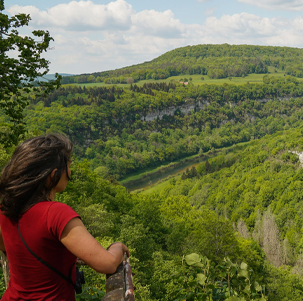 femme regarde paysage verdoyant du Jura