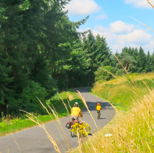 Une femme et sa fille à vélo sur les petites routes de l'allier
