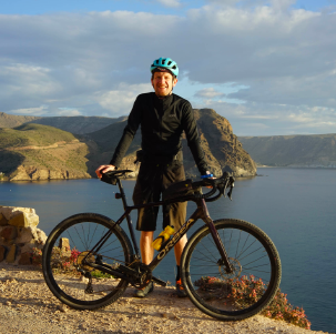 voyageur à vélo gravel au bord de la mer méditerranée en Andalousie