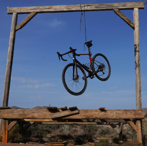 vélo gravel suspendu à une potence de western dans le desert des Tabernas