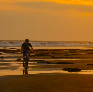 VTT sur la plage en indonésie hiver