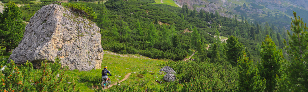 VTT enduro en Italie dans les Dolomites