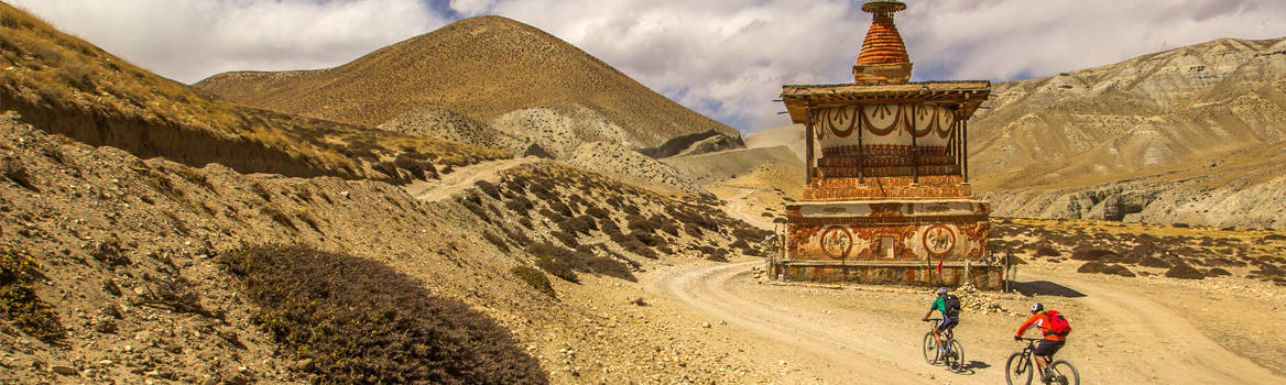 vététistes passant devant un chorten au Mustang, Népal