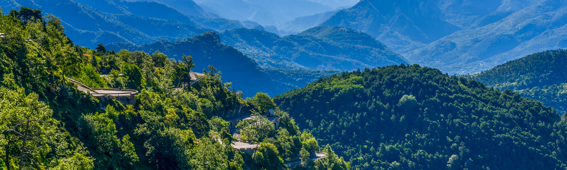 Les esthétiques lacets de la descente du col de Turini dans les Alpes du Sud