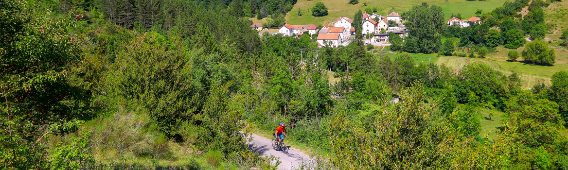 Les belles route de la Drôme offrent un cadre enchanteur pour le vélo de route