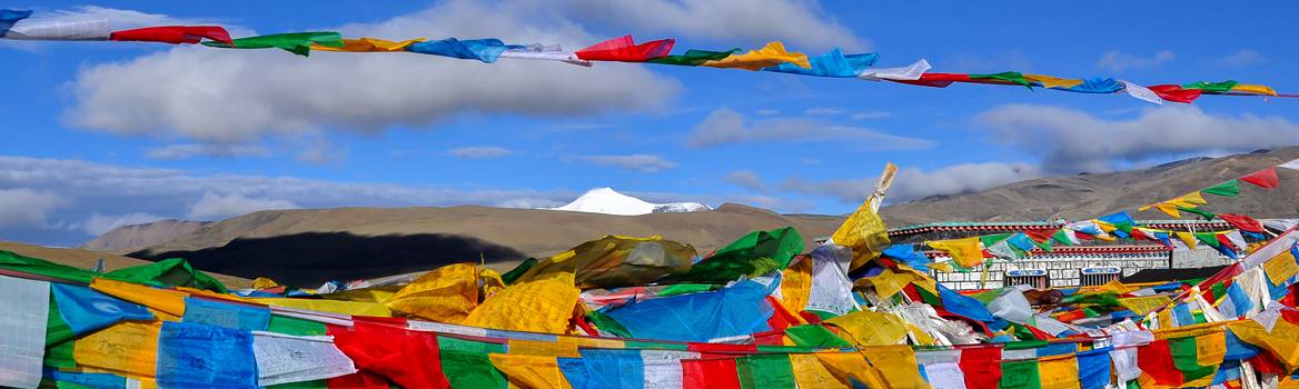 Les drapeaux à prière au sommet des cols au Tibet, de Lhassa en route vers l'Everest