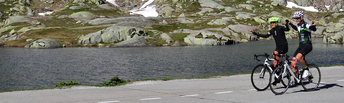 Arrivée au col en Suisse, sur la mythique Grande Traversée des Alpes